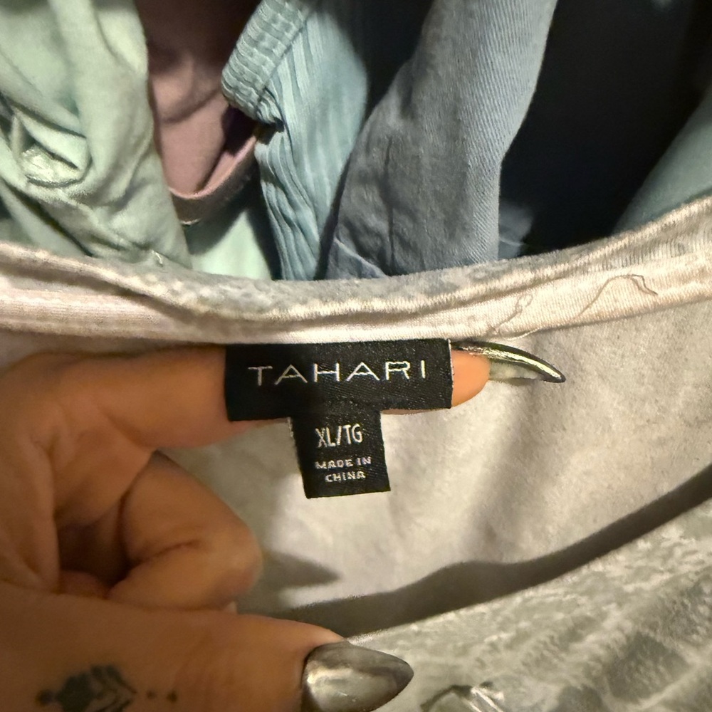 Tahari Light Gray Snake Print V-Neck Tee - Picture 2 of 2
